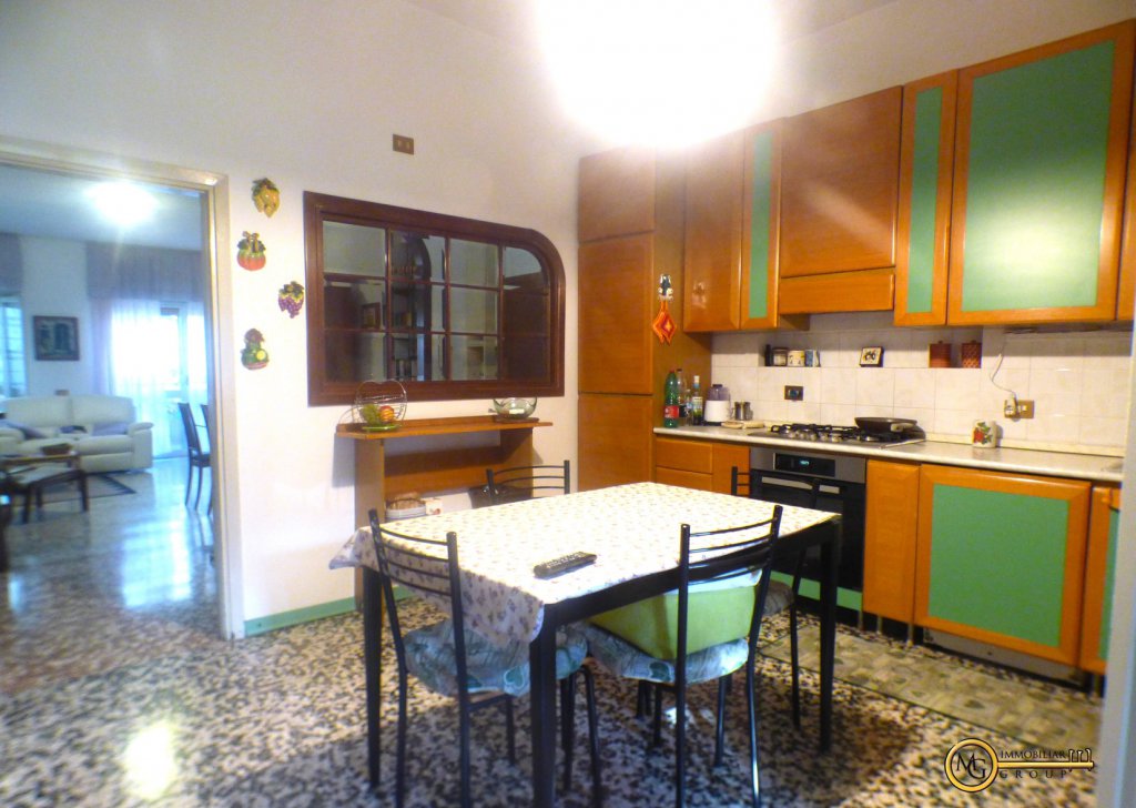 For Sale Apartments Rhône - Three-room apartment with two bathrooms Locality 