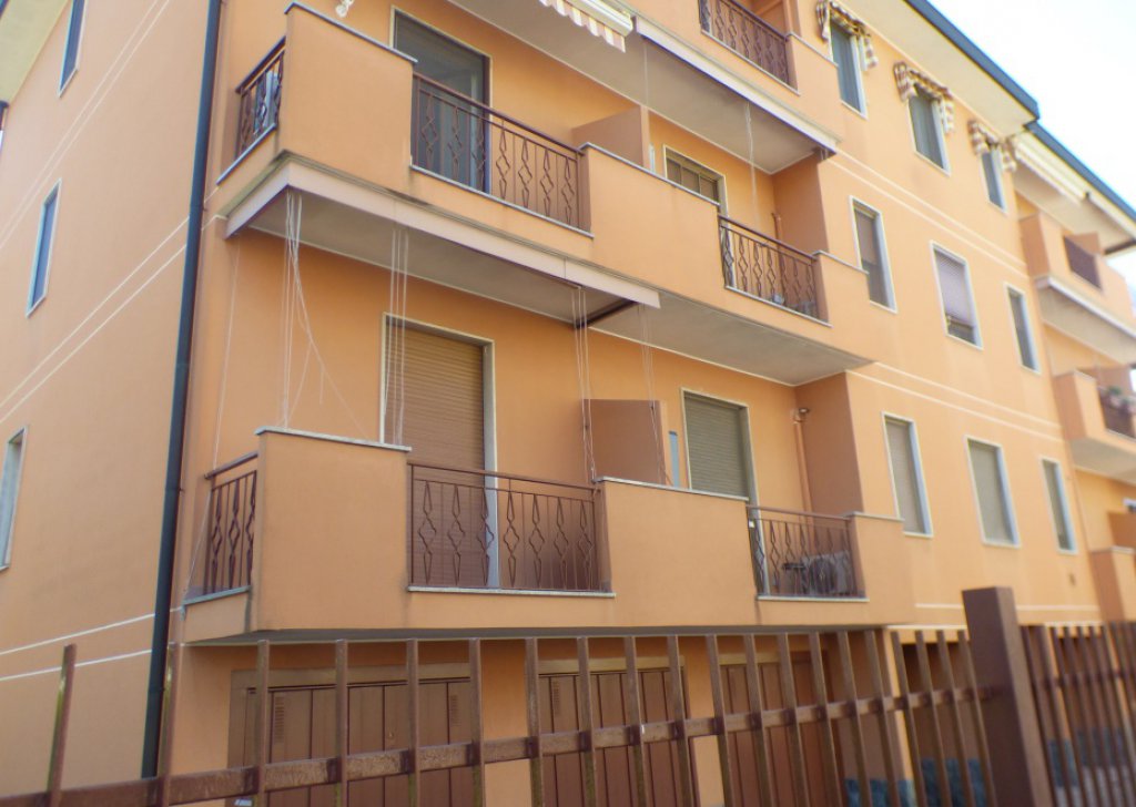 Vendita Appartamenti Vignate - ampio e luminoso appartamento con giardino privato Località Vignate - Per info 331 3082086 email: vignate@mgimmobiliaregroup.it