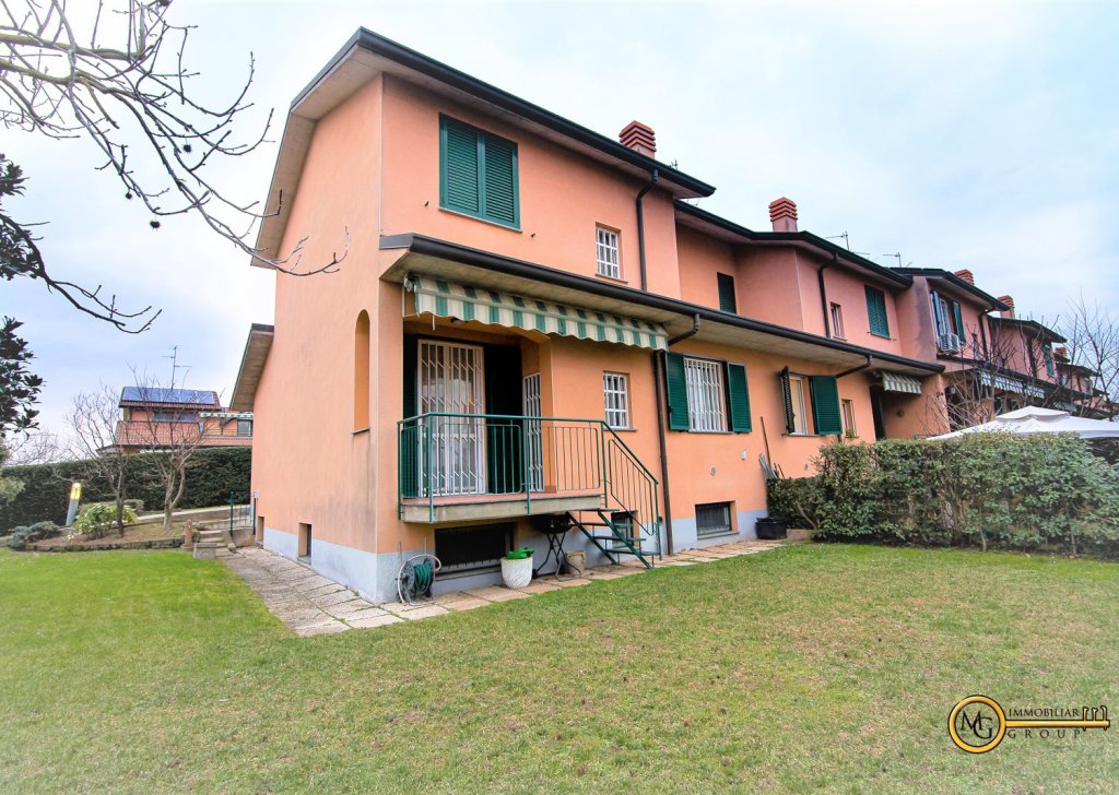 Vendita Ville Vignate - STUPENDA VILLA DI TESTA Località Vignate - Per info 331 3082086 email: vignate@mgimmobiliaregroup.it